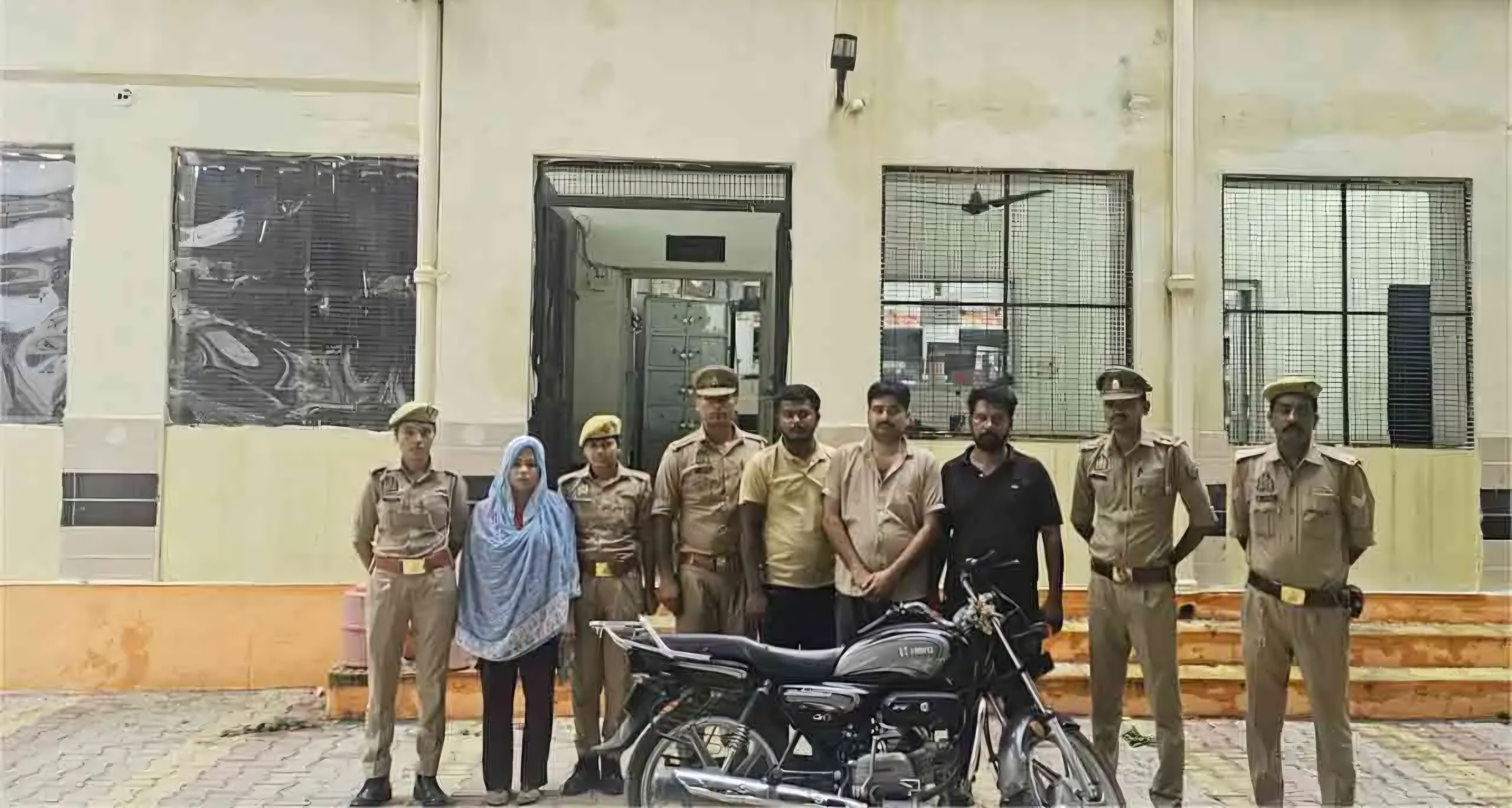দুধে ঘুমের ওষুধ মিশিয়ে শরীরে বিষধর সাপ ছেড়ে স্বামীকে হত্যা