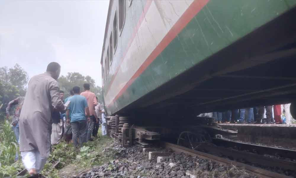সিরাজগঞ্জে ট্রেন লাইনচ্যুত, ঢাকার সঙ্গে উত্তরাঞ্চলের রেল যোগ