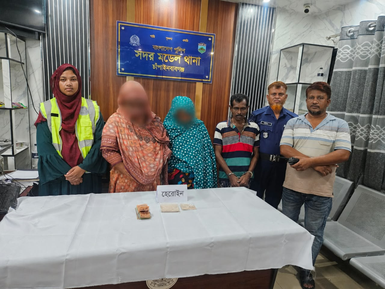 চাঁপাইনবাবগঞ্জে ১০০ গ্রাম হেরোইনসহ তিনজন গ্রেপ্তার...