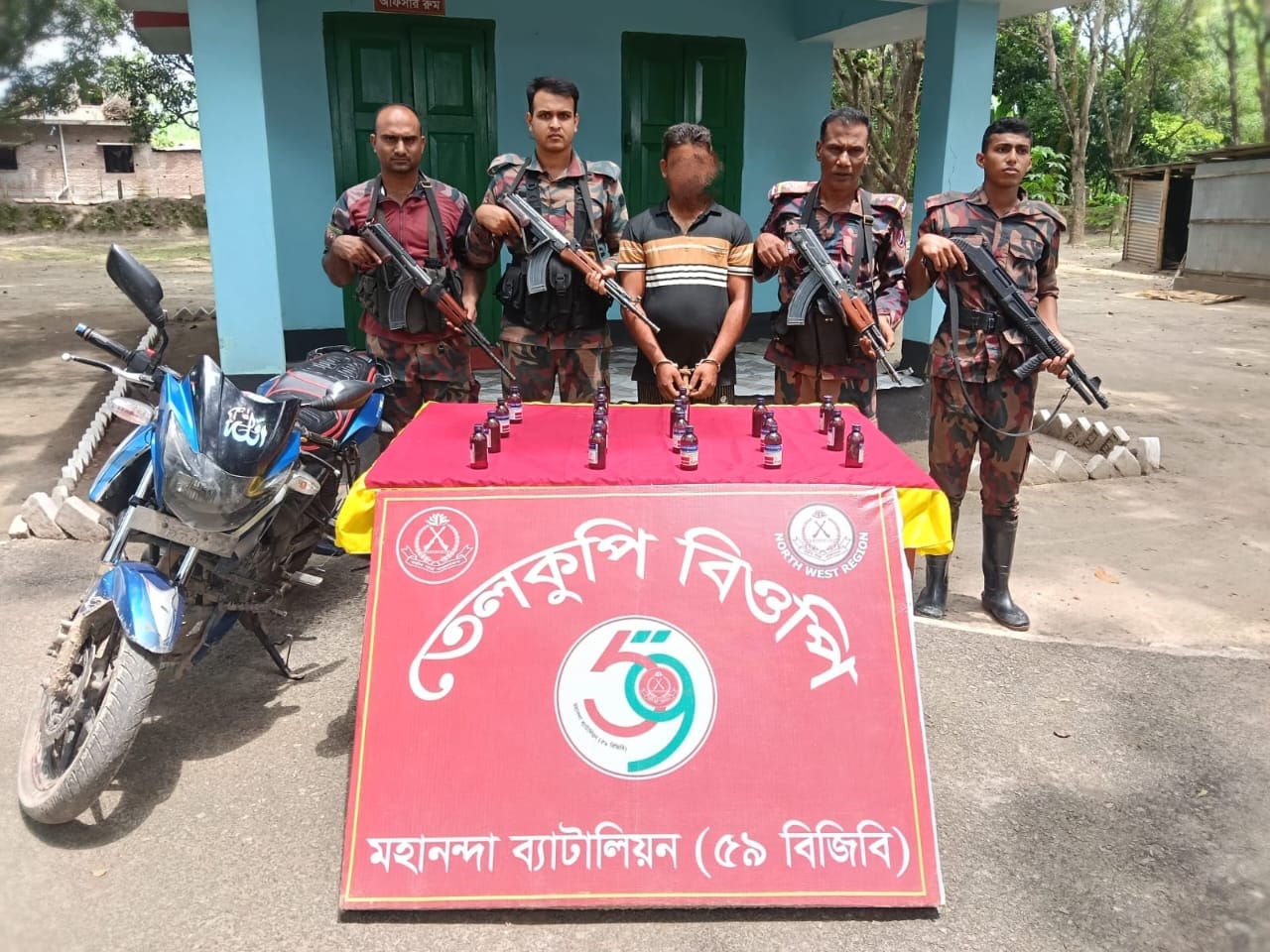 শিবগঞ্জ সীমান্তে ৫৯ বিজিবির অভিযানে নেশাজাতীয় সিরাপ ও মোটরসাইকেলসহ আটক ১...