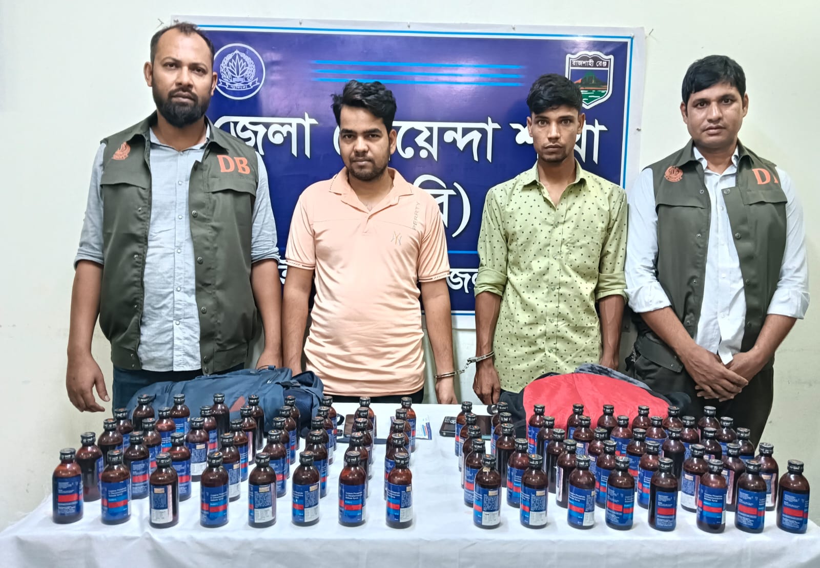 ডিবির অভিযানে ৮০ বোতল এস্কাফ সিরাপসহ দুইজন গ্রেপ্তার...