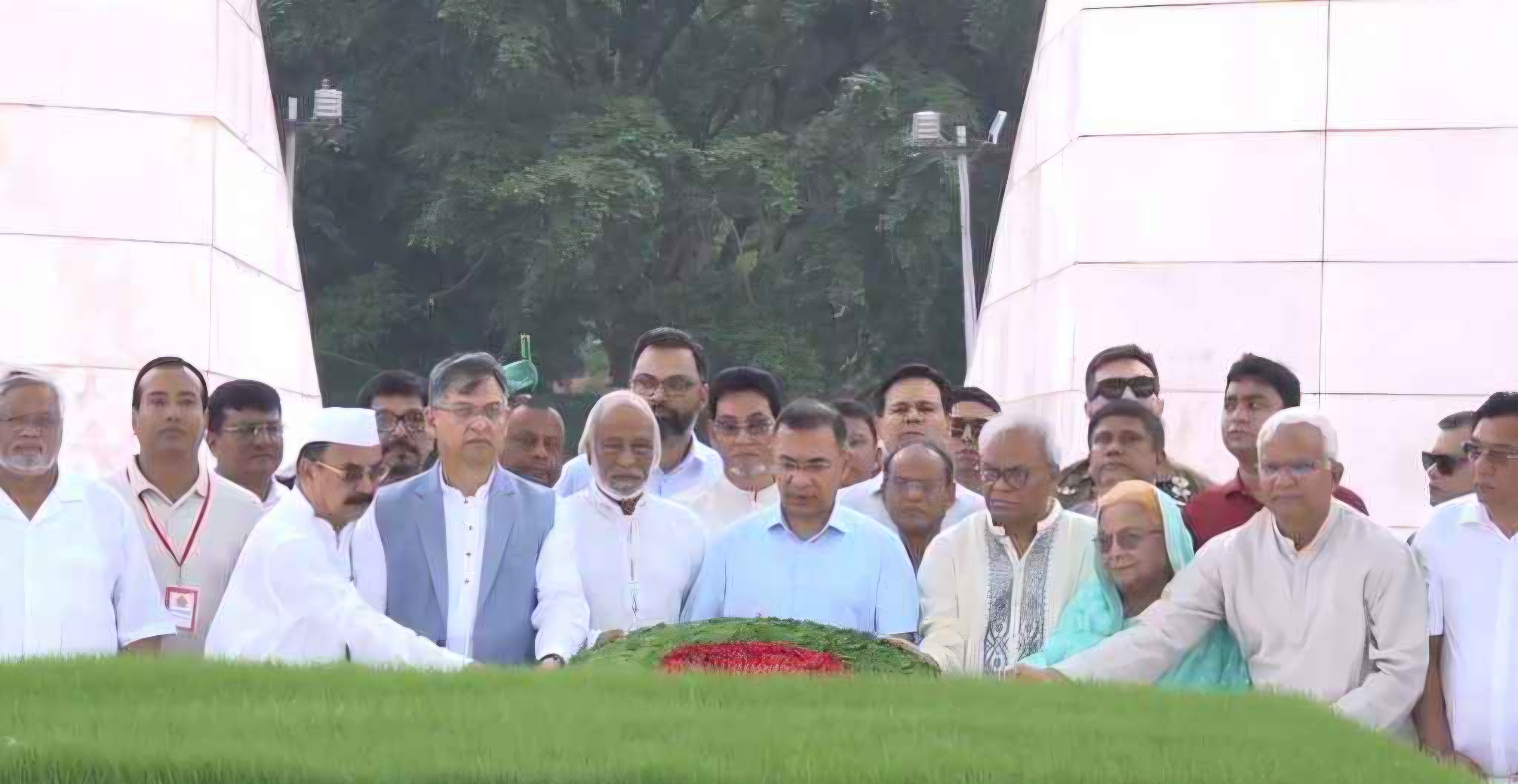 শহীদ জিয়াউর রহমান ও খালেদা জিয়ার সমাধিতে শ্রদ্ধা জানালেন তারেক রহমান...