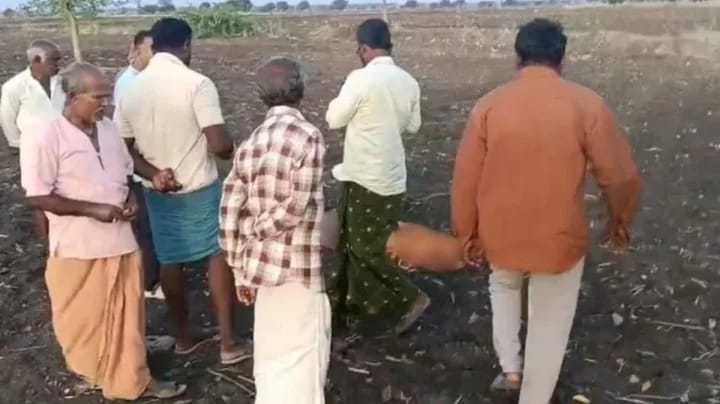 পাথরের আঘাতে হত্যা: মায়ের র'ক্তাক্ত-নিথর দেহ আঁকড়ে ধরে কাঁদছ