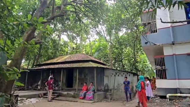 মানিকগঞ্জে ৯০ বছরের বৃদ্ধার গলা কাটলো দুর্বৃত্ত, নেই গায়ের স