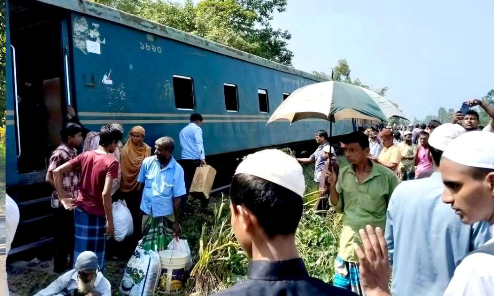 লাকসামে কর্ণফুলী এক্সপ্রেসের তিন বগি লাইনচ্যুত, ঢাকামুখী লাই